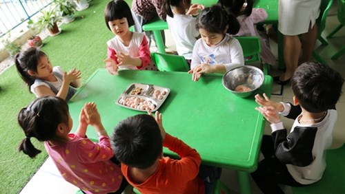 Trường mầm non Gia Thượng tổ chức cho trẻ nặn bánh trôi nhân ngày tết Hàn thực!